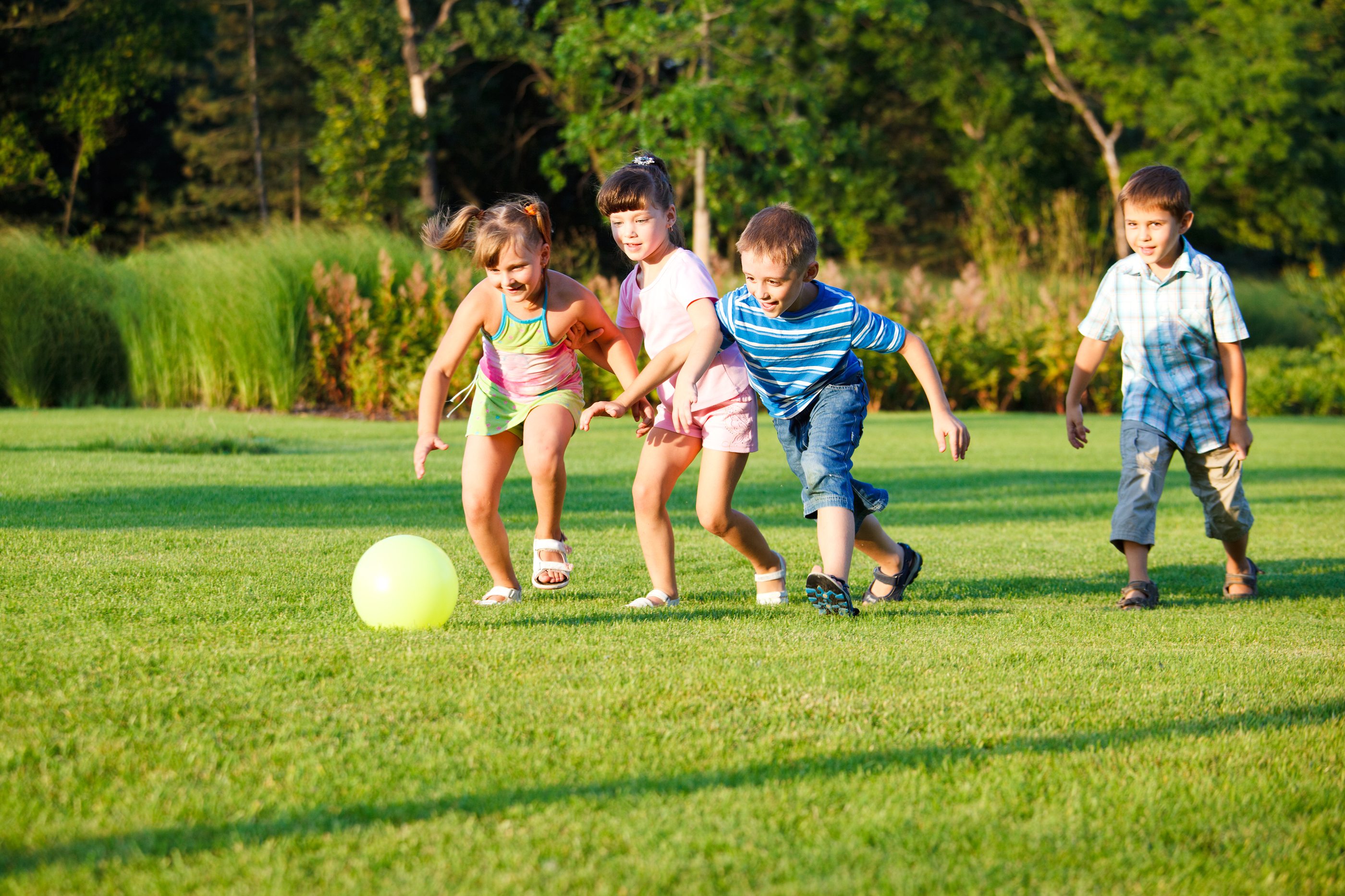 Подвижныя игры. Спортивные игры для детей. Спортивные и подвижные игры. Дети играют на улице. Игры на свежем воздухе для детей от 7 до 12 лет.